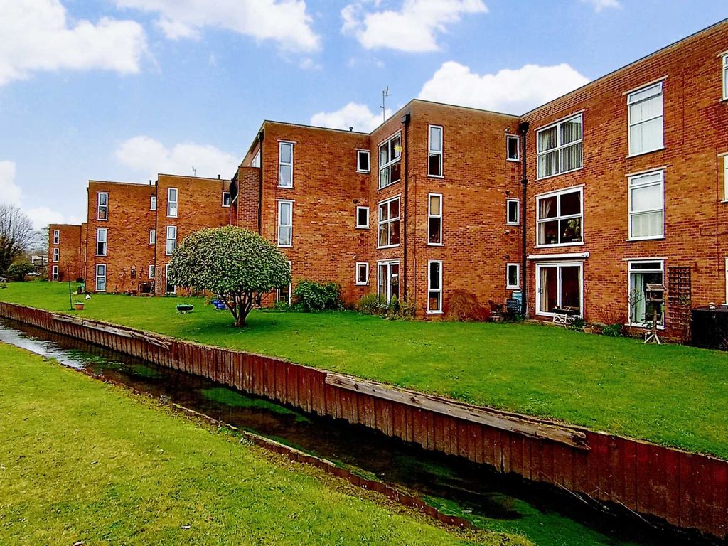 2 bed flat for sale in River Park, Boxmoor HP1, £330,000