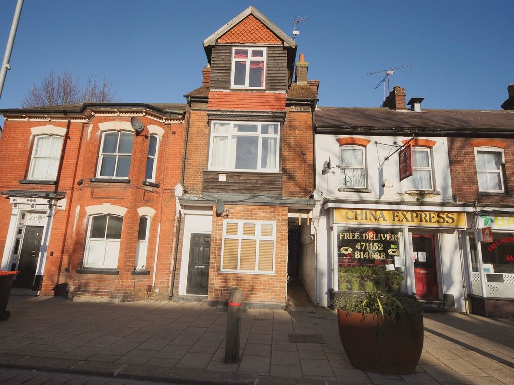 2 bed flat for sale in High Street South, Dunstable LU6, £110,000