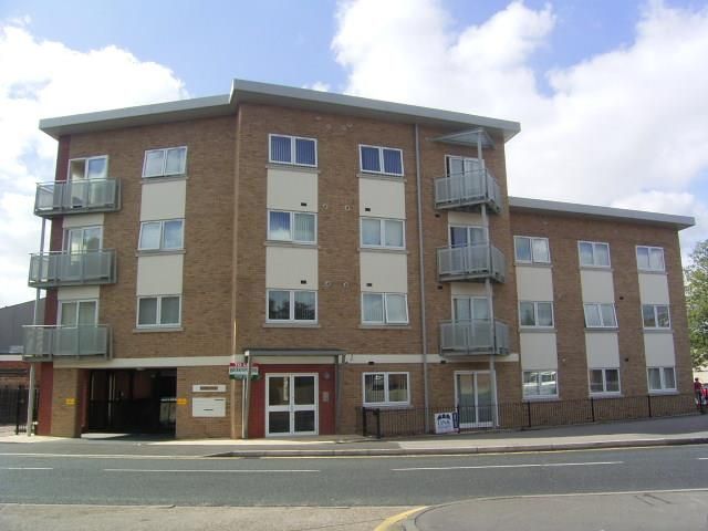 1 bed flat to rent in Appleton Way, Hornchurch RM12, £1,300 pcm