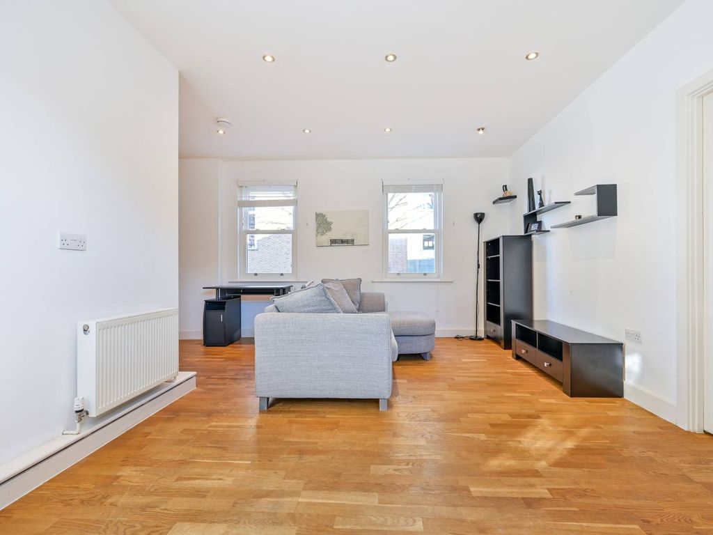 2 bed flat for sale in North Street, Guildford GU1, £325,000