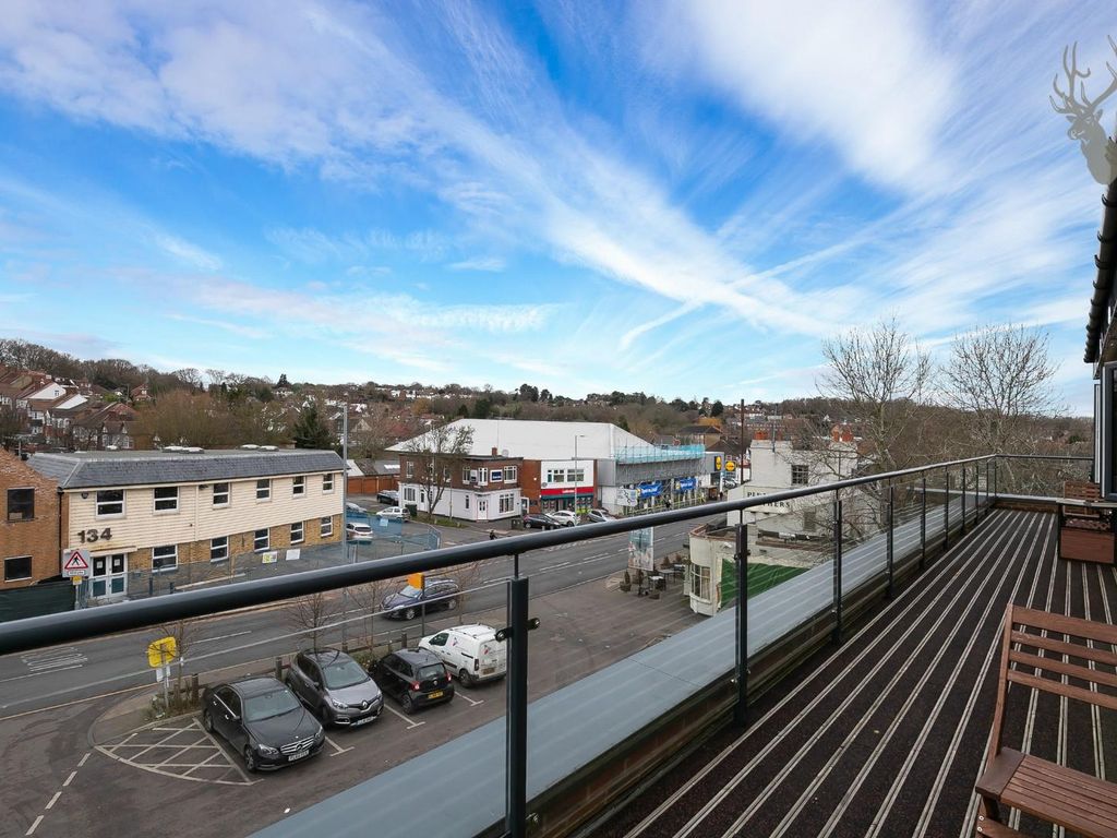 2 bed flat for sale in Church Hill, Loughton IG10, £450,000