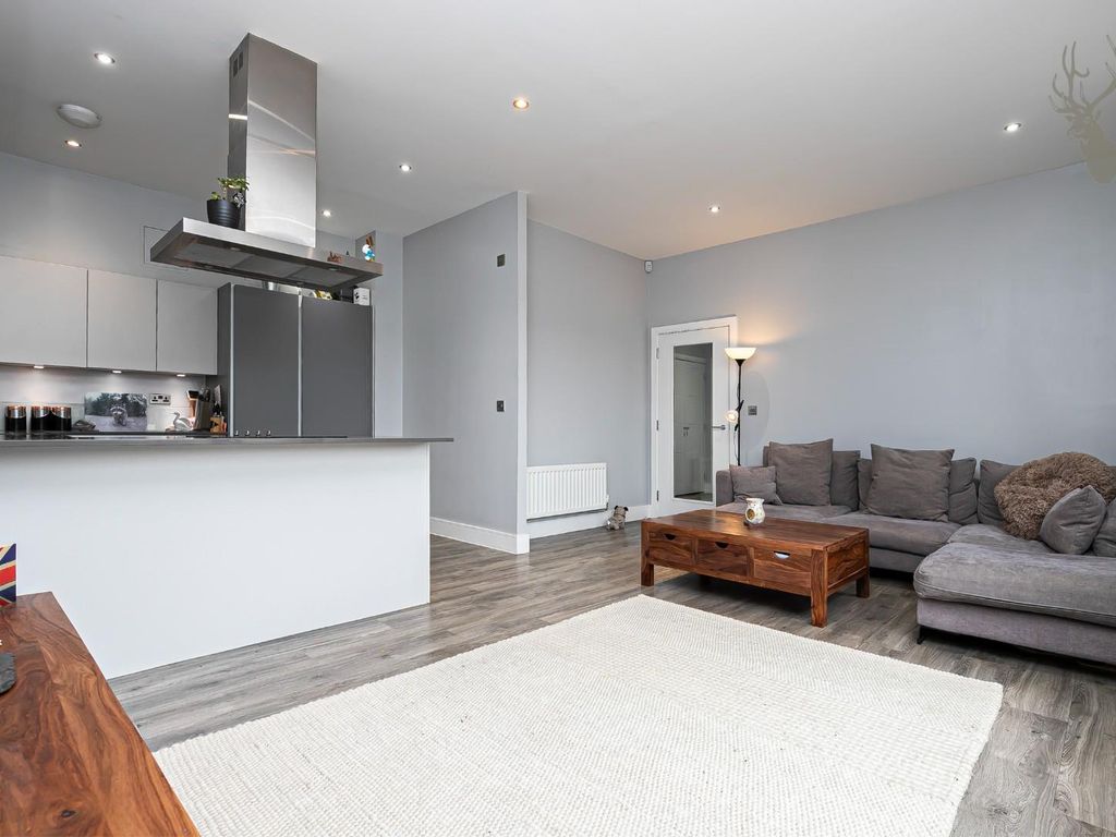 2 bed flat for sale in Church Hill, Loughton IG10, £450,000