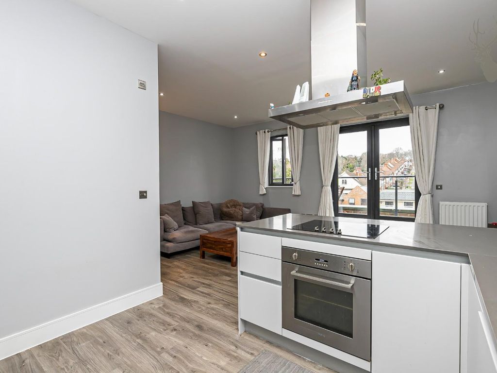 2 bed flat for sale in Church Hill, Loughton IG10, £450,000