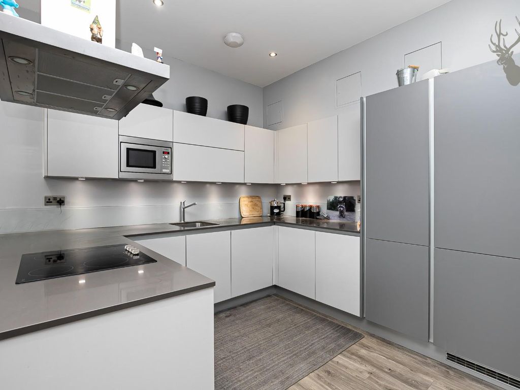 2 bed flat for sale in Church Hill, Loughton IG10, £450,000