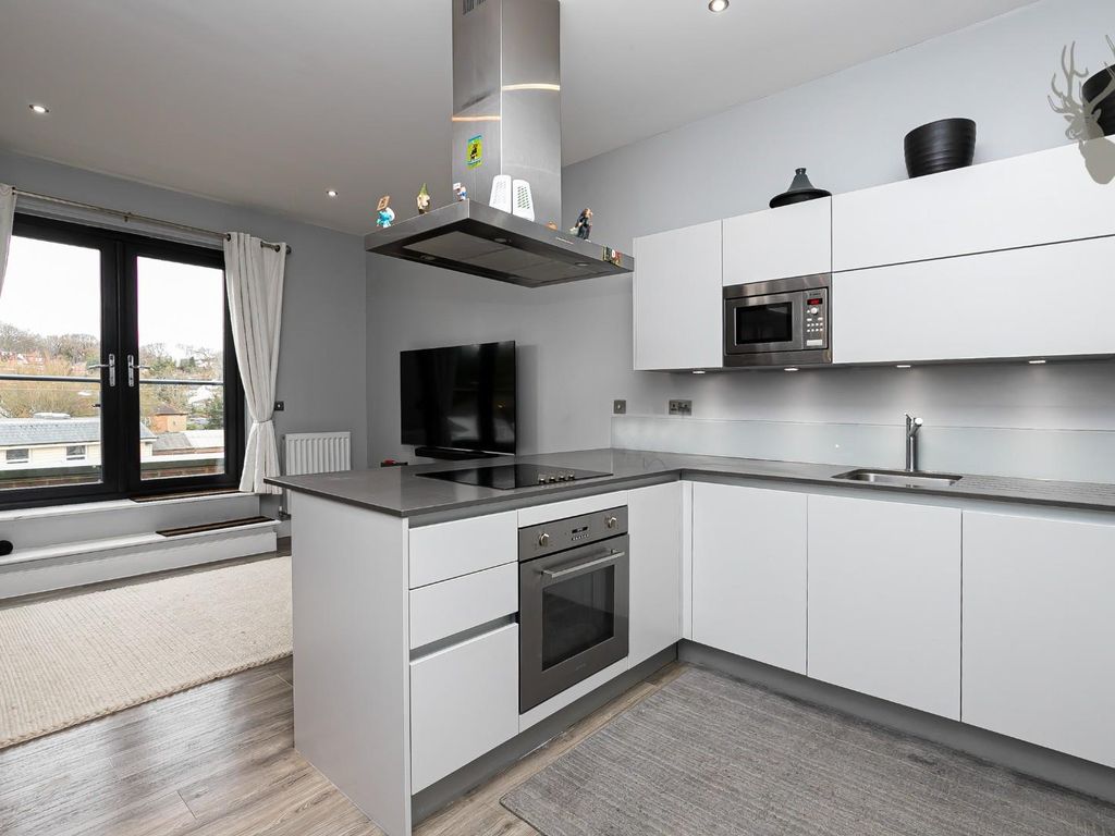 2 bed flat for sale in Church Hill, Loughton IG10, £450,000