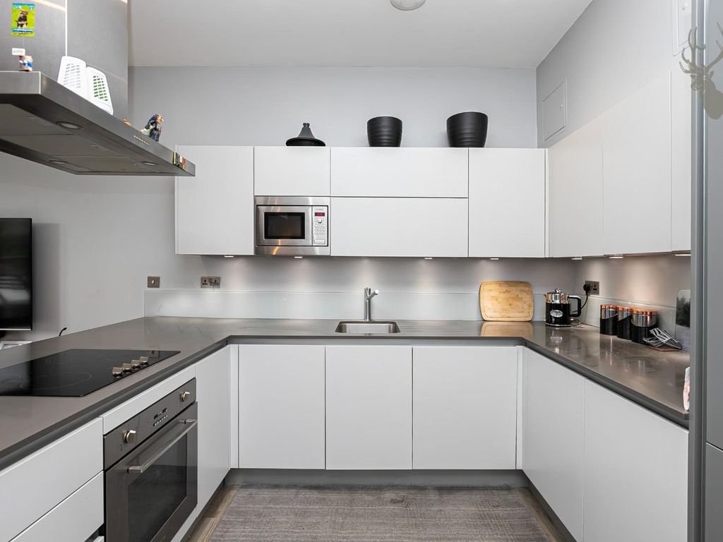 2 bed flat for sale in Church Hill, Loughton IG10, £450,000