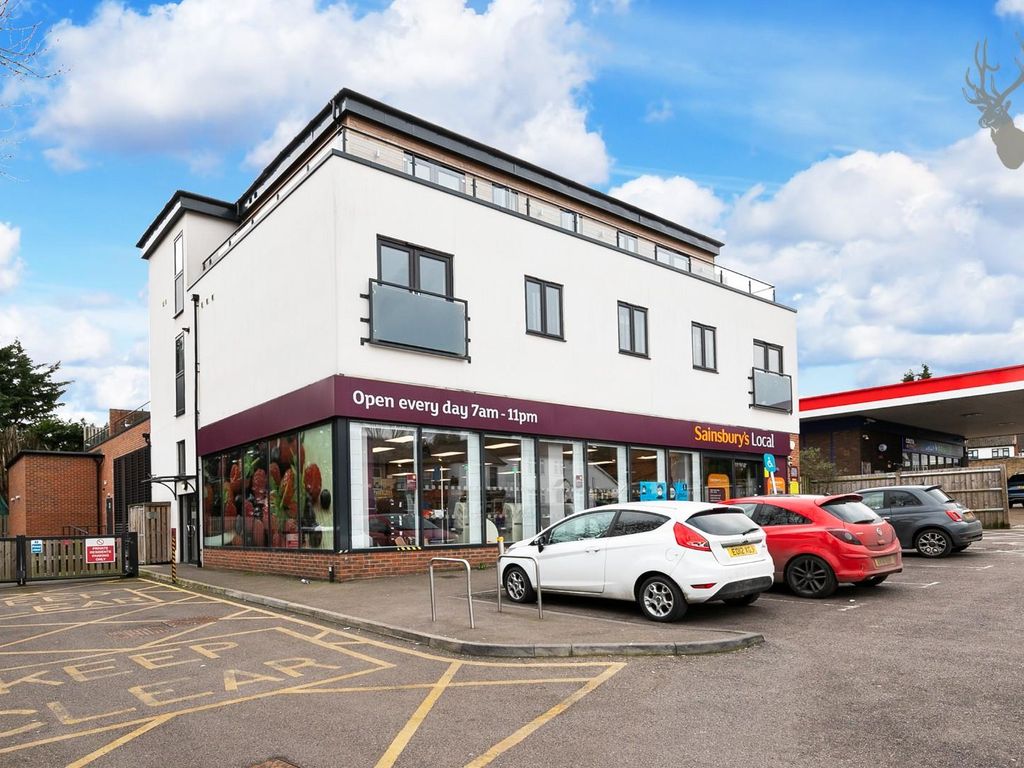 2 bed flat for sale in Church Hill, Loughton IG10, £450,000