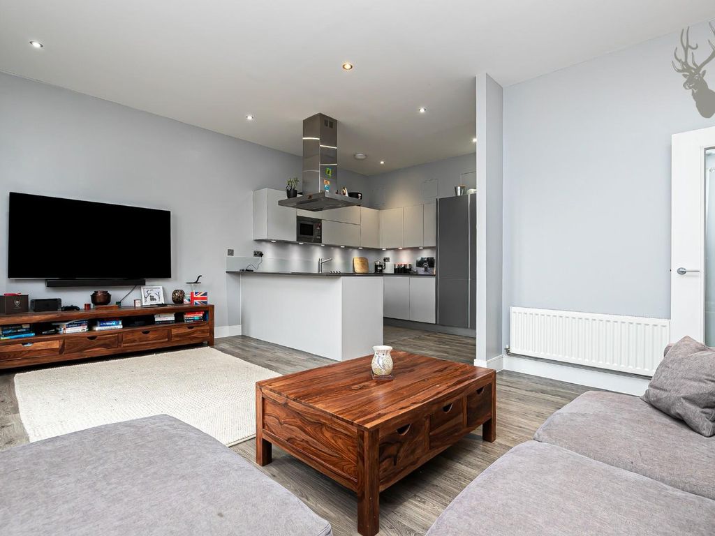 2 bed flat for sale in Church Hill, Loughton IG10, £450,000