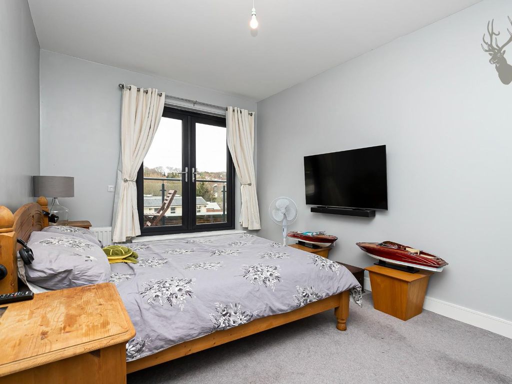 2 bed flat for sale in Church Hill, Loughton IG10, £450,000