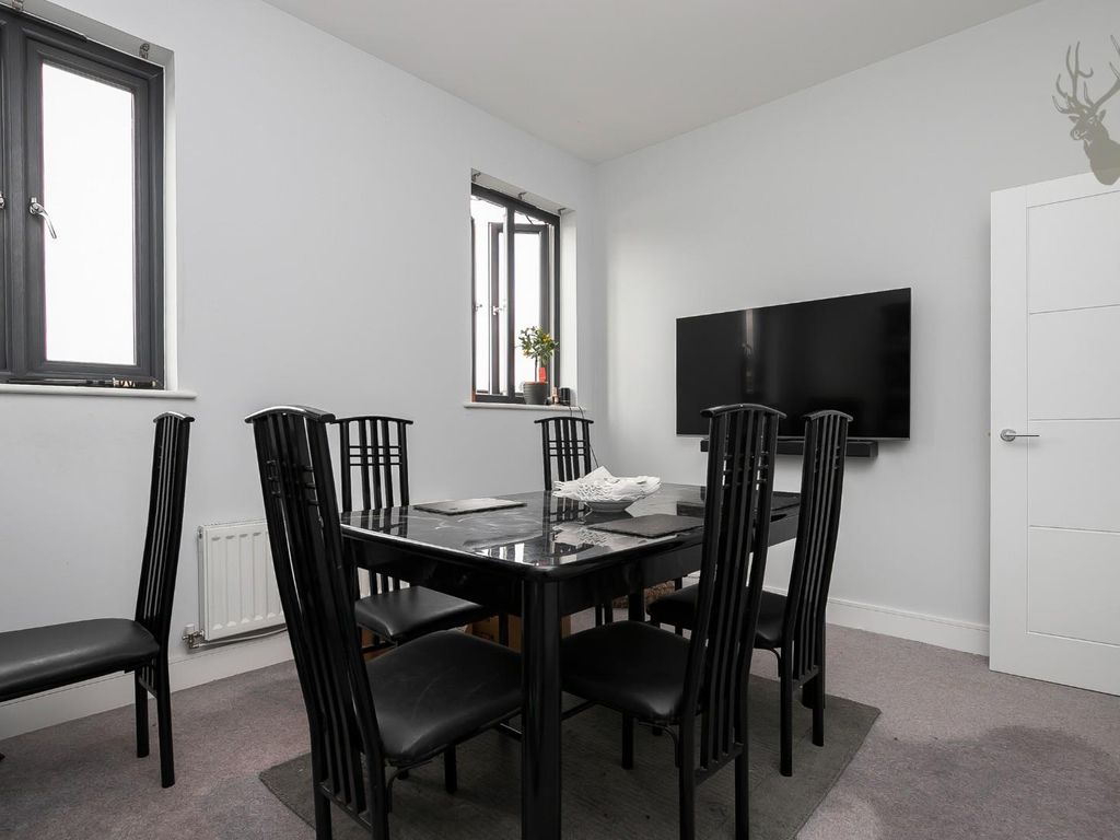 2 bed flat for sale in Church Hill, Loughton IG10, £450,000