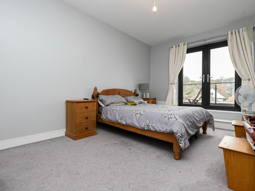 2 bed flat for sale in Church Hill, Loughton IG10, £450,000