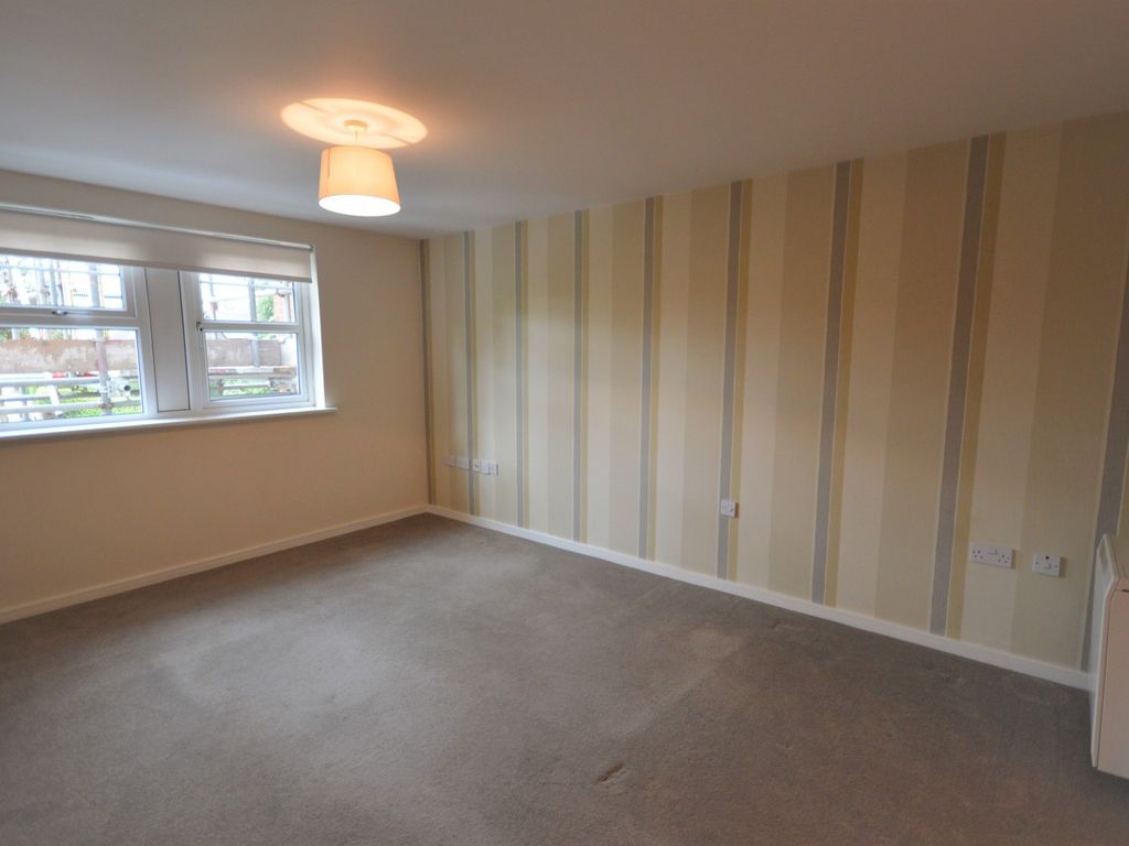 2 bed flat to rent in Wellington Road, Timperley, Altrincham WA15, £1,250 pcm