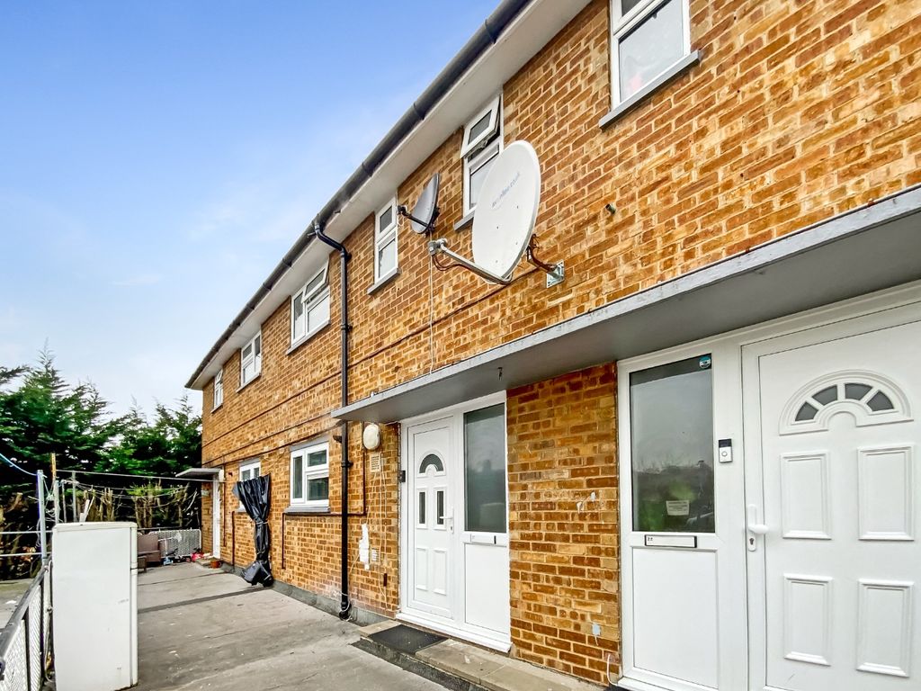 3 bed maisonette for sale in The Crossway, Luton, Bedfordshire LU1, £220,000
