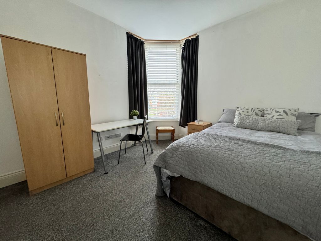Room to rent in High Street, Birmingham B17, £650 pcm
