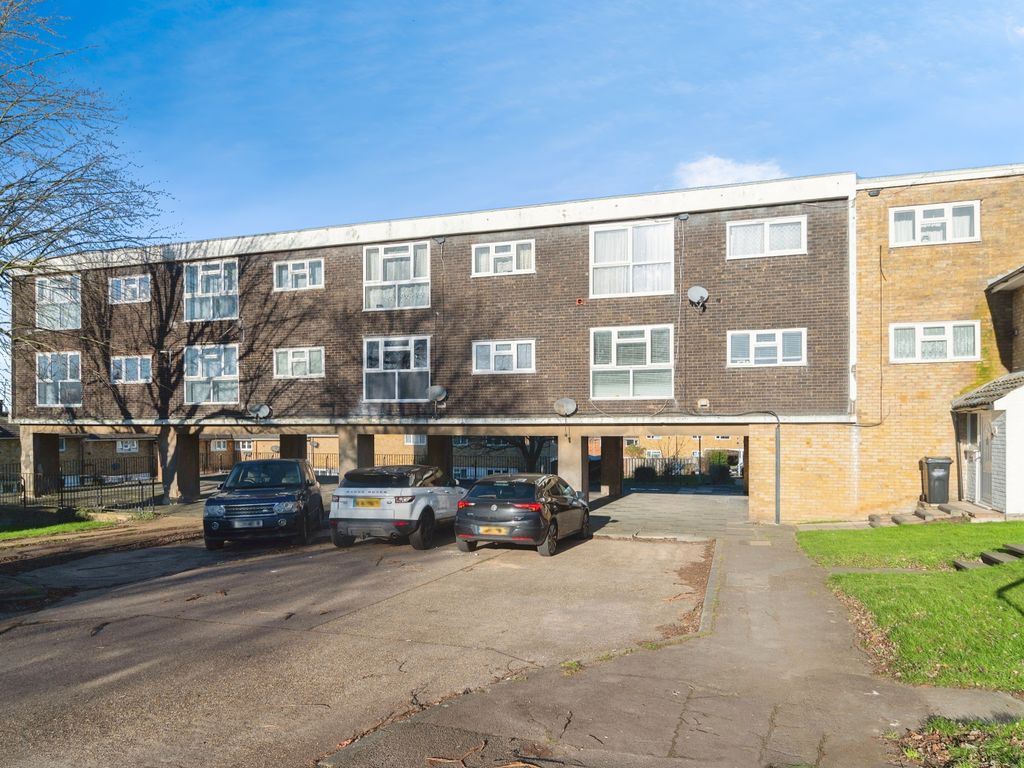 1 bed flat for sale in Thistledown, Basildon, Essex SS14, £170,000