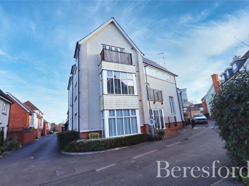 2 bed flat for sale in Lambourne Chase, Chelmsford CM2, £265,000