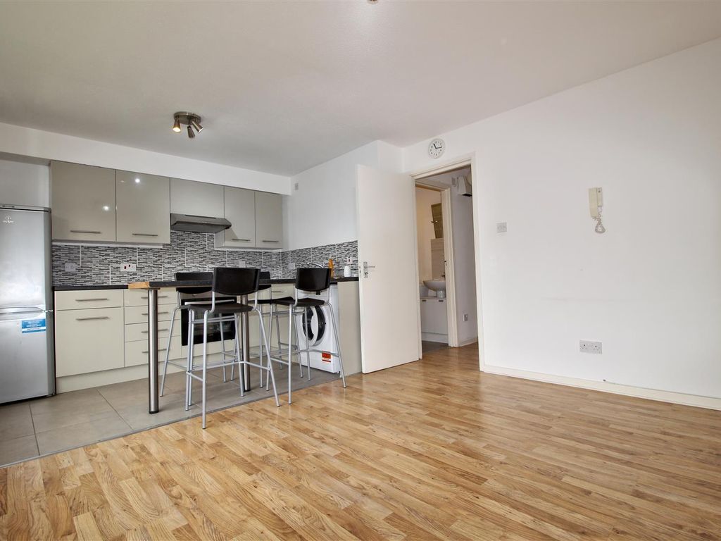1 bed flat to rent in Haronton Court, Buckland Road, Leyton E10, £1,350 pcm