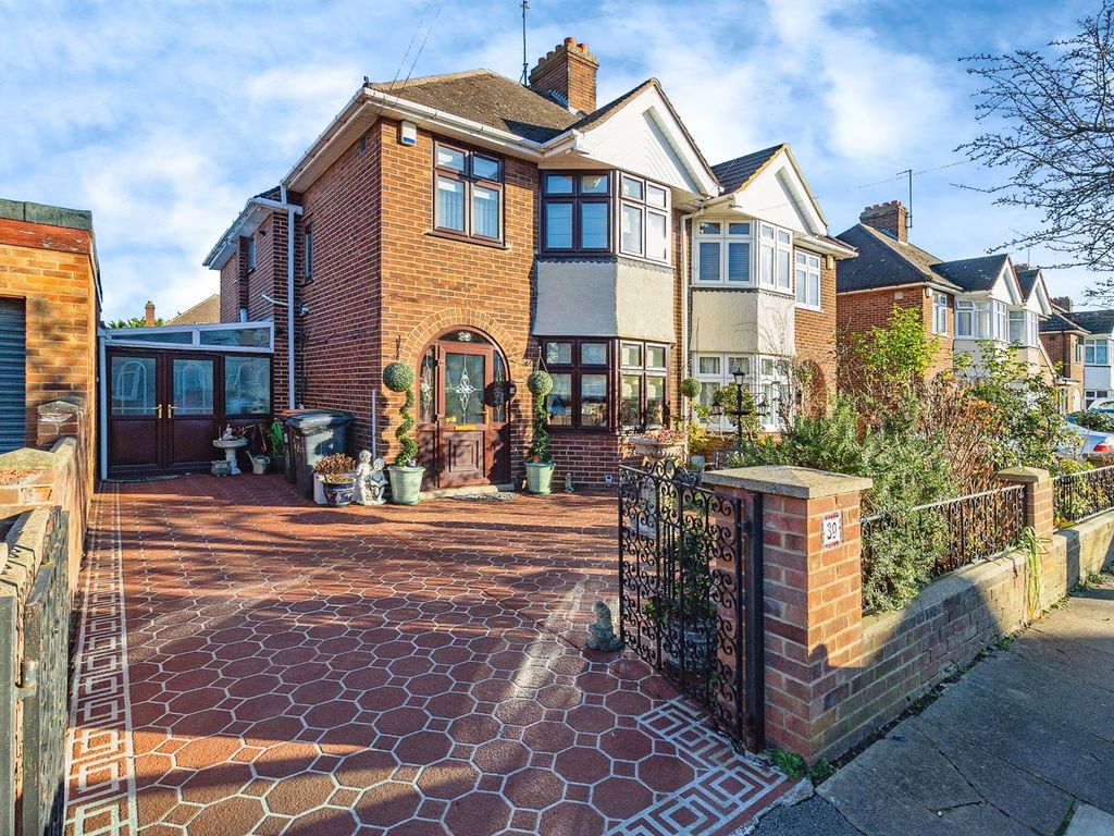 5 bed semi-detached house for sale in Hawthorne Avenue, Bedford MK40, £470,000