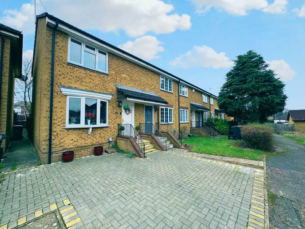 2 bed property for sale in Whitwell Close, Luton LU3, £300,000