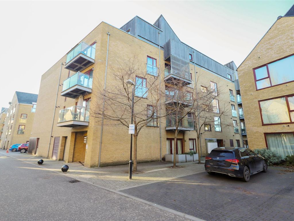 1 bed flat for sale in Kings Mill Way, Denham UB9, £280,000