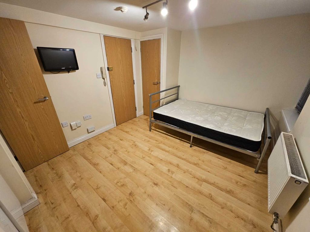 Studio to rent in Moy Road, Roath, Cardiff CF24, £700 pcm