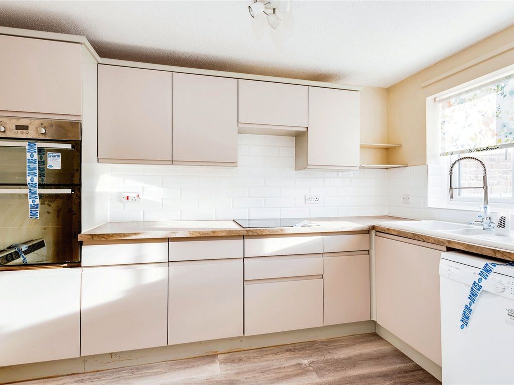 2 bed flat for sale in Garrett Close, Kingsclere, Newbury, Hampshire RG20, £155,000