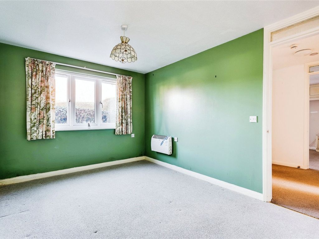 2 bed flat for sale in Garrett Close, Kingsclere, Newbury, Hampshire RG20, £155,000