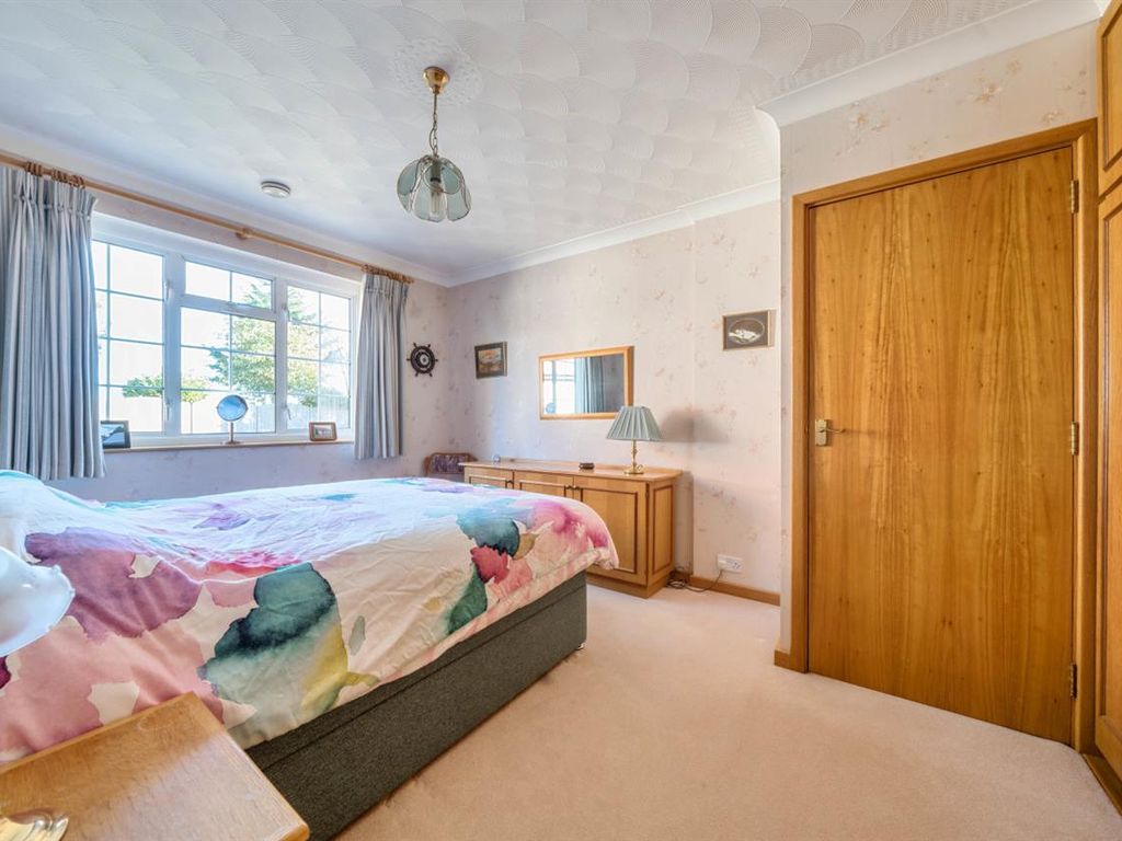 3 bed bungalow for sale in Wilstead Road, Elstow, Elstow MK42, £575,000