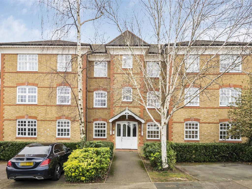 2 bed flat for sale in Hanbury Drive, London N21, £325,000