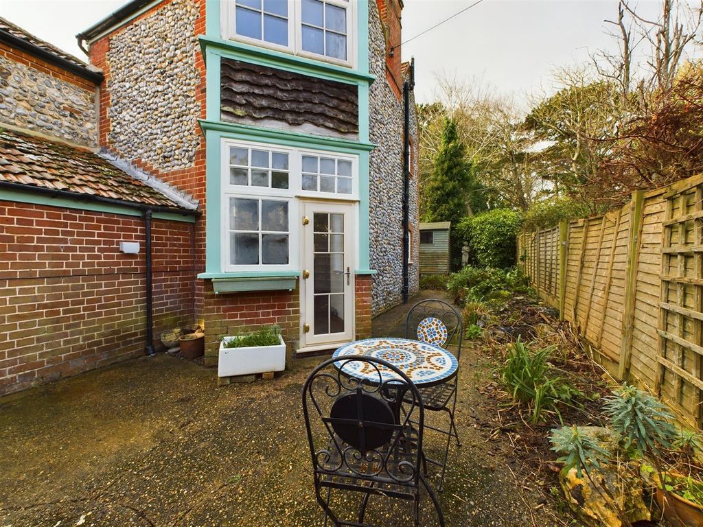 2 bed cottage for sale in The Londs, Overstrand, Cromer NR27, £300,000