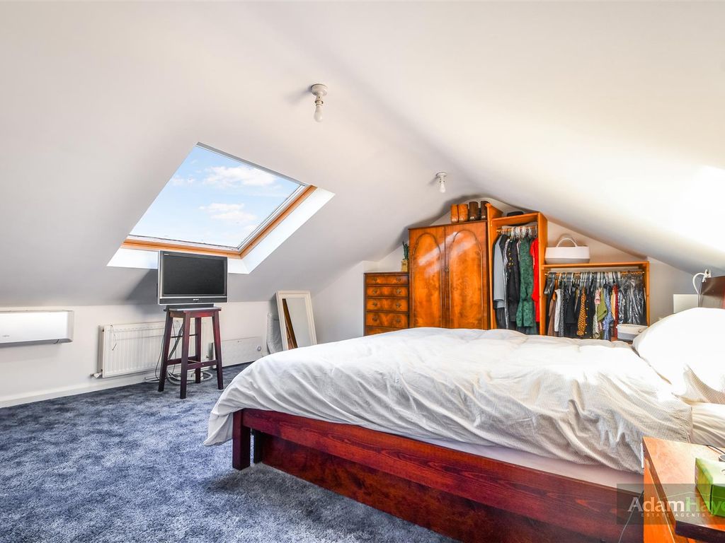 3 bed flat for sale in Dollis Road, Finchley Central N3, £575,000