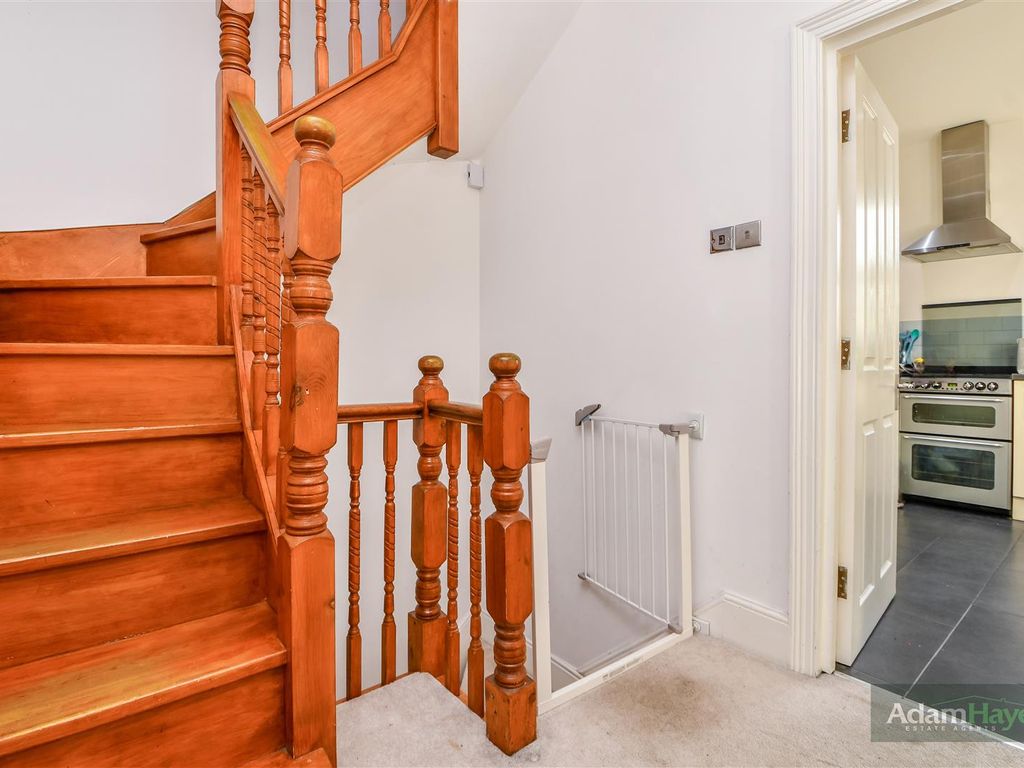 3 bed flat for sale in Dollis Road, Finchley Central N3, £575,000