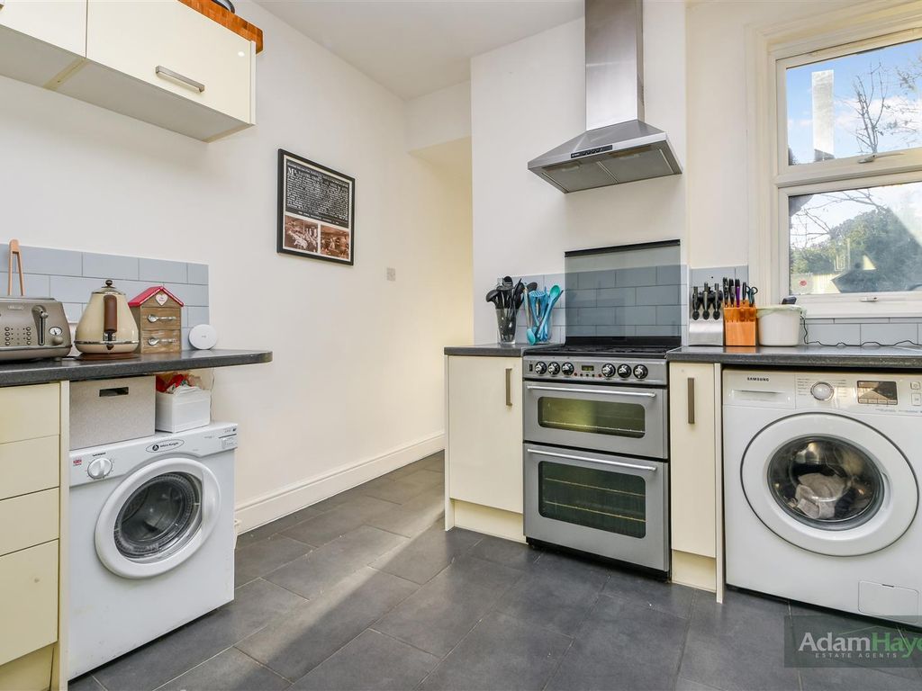 3 bed flat for sale in Dollis Road, Finchley Central N3, £575,000