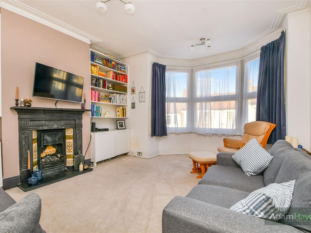 3 bed flat for sale in Dollis Road, Finchley Central N3, £575,000