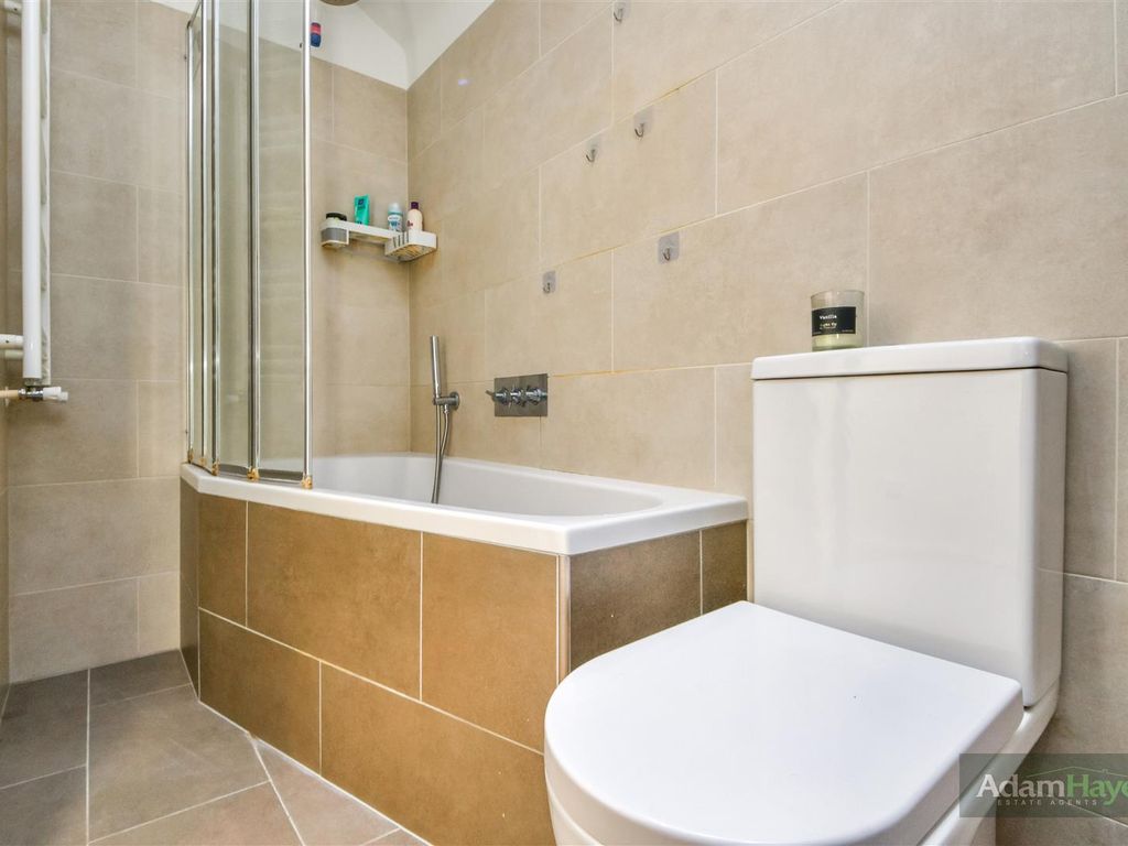 3 bed flat for sale in Dollis Road, Finchley Central N3, £575,000