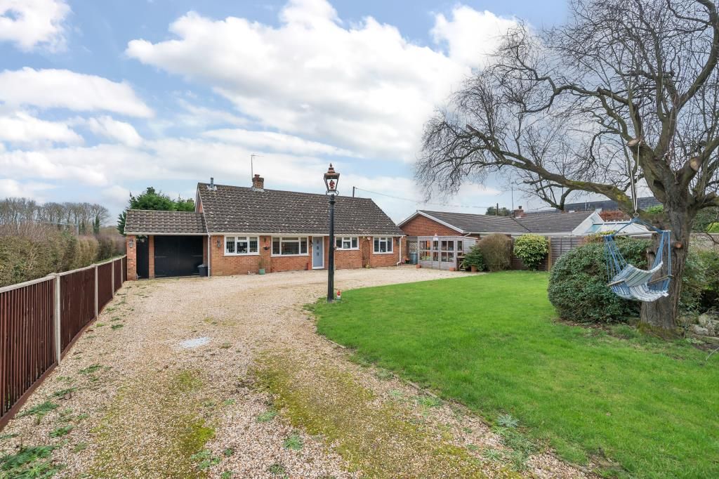 3 bed detached bungalow for sale in Bath Road, Padworth RG7, £650,000
