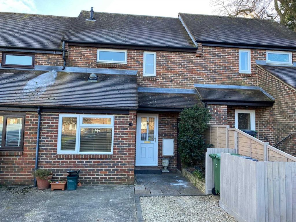 2 bed terraced house to rent in The Close, Henley On Thames RG9, £1,675 pcm
