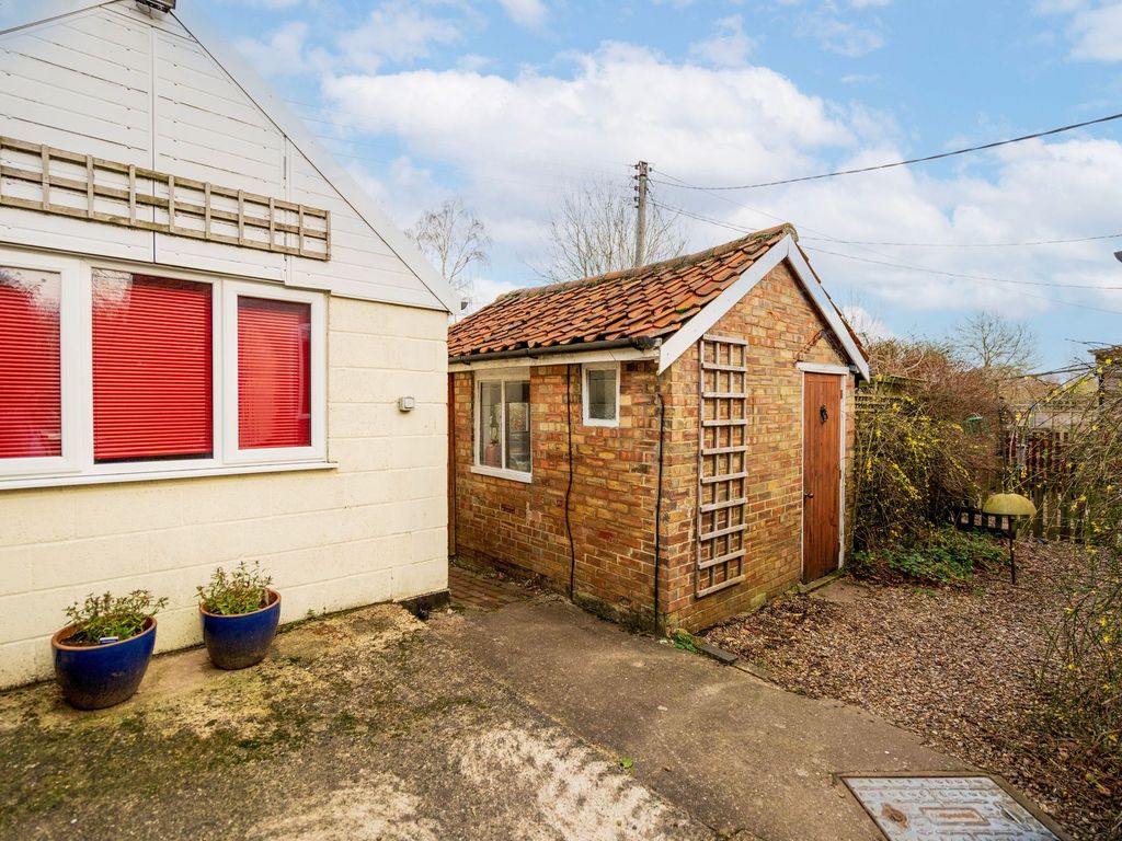 2 bed end terrace house for sale in Low Common, Swardeston NR14, £280,000