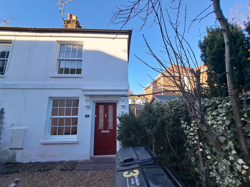 2 bed cottage to rent in Bear Lane, Farnham GU9, £1,450 pcm