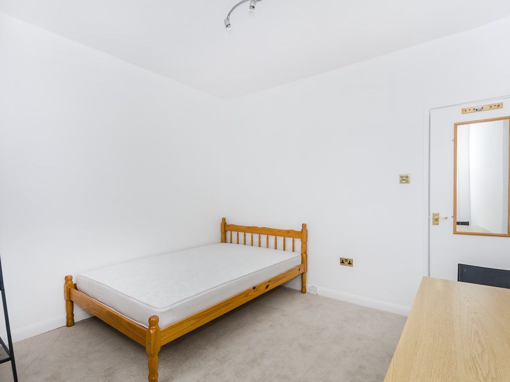 Studio to rent in Gloucester Terrace, London W2, £1,430 pcm