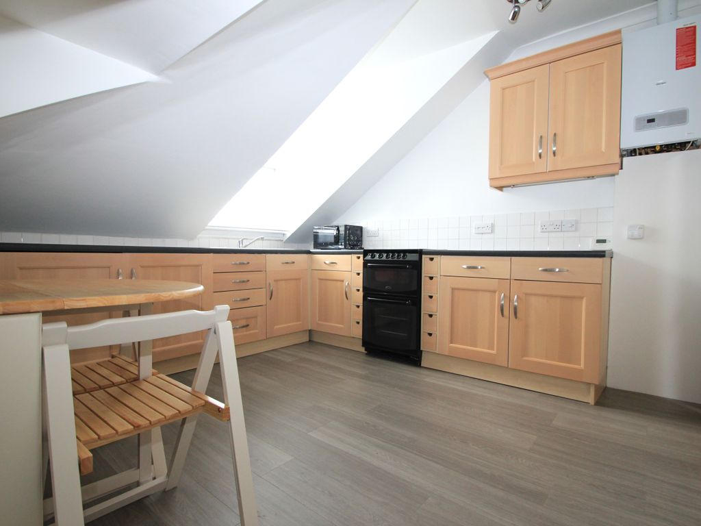 1 bed flat to rent in North Road, Surbiton KT6, £1,300 pcm