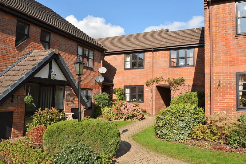 2 bed flat for sale in Maxwell Road, Beaconsfield HP9, £335,000