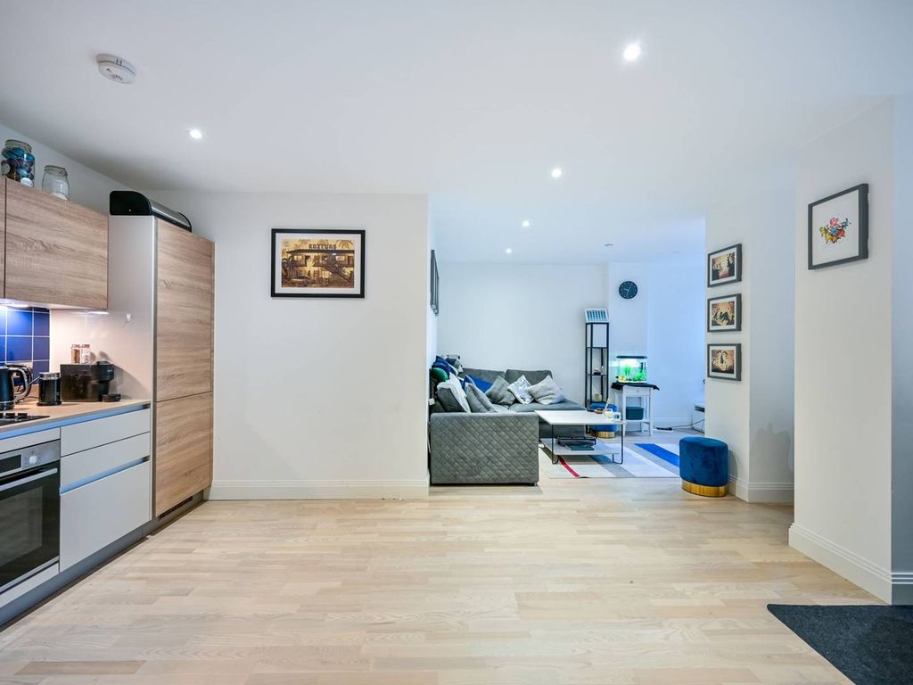 2 bed flat for sale in Blagdon Road, New Malden KT3, £550,000