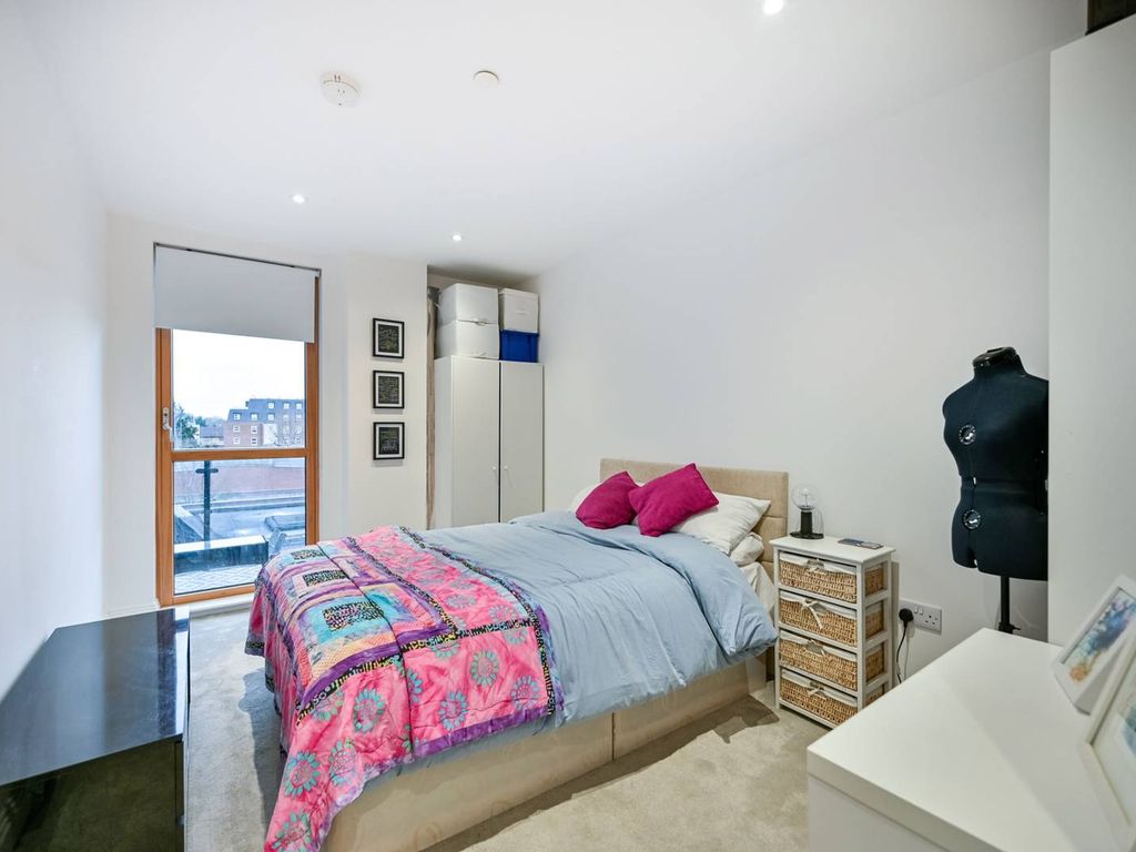 2 bed flat for sale in Blagdon Road, New Malden KT3, £550,000
