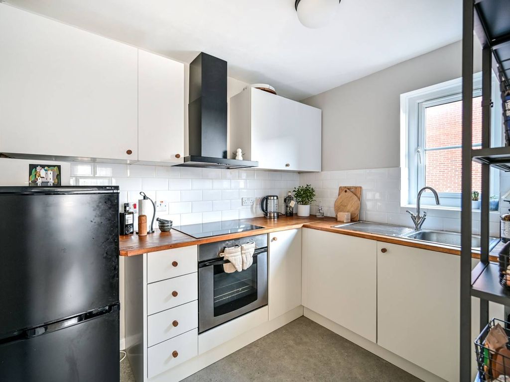 2 bed flat for sale in Langridge Mews, Hampton TW12, £315,000