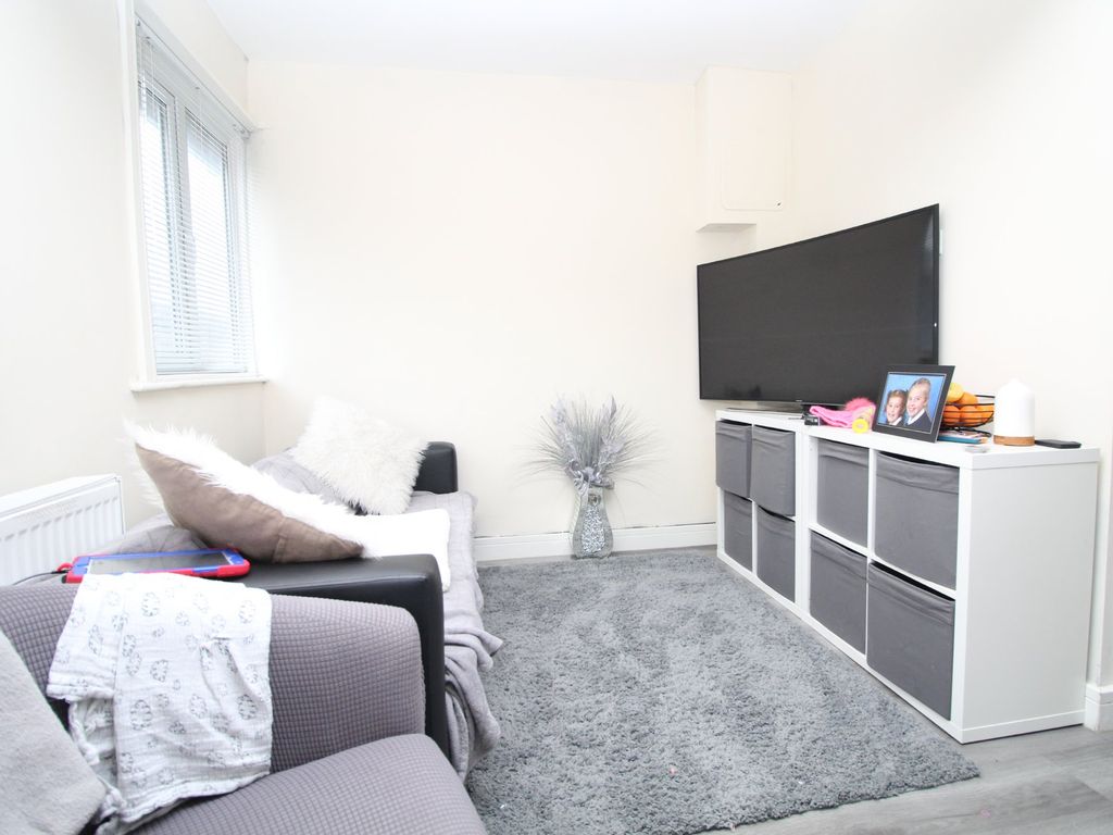 3 bed flat for sale in May Road, Brighton BN2, £325,000