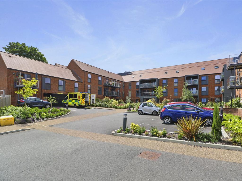 1 bed flat for sale in Wayfarer Place, The Dean, Alresford SO24, £330,000