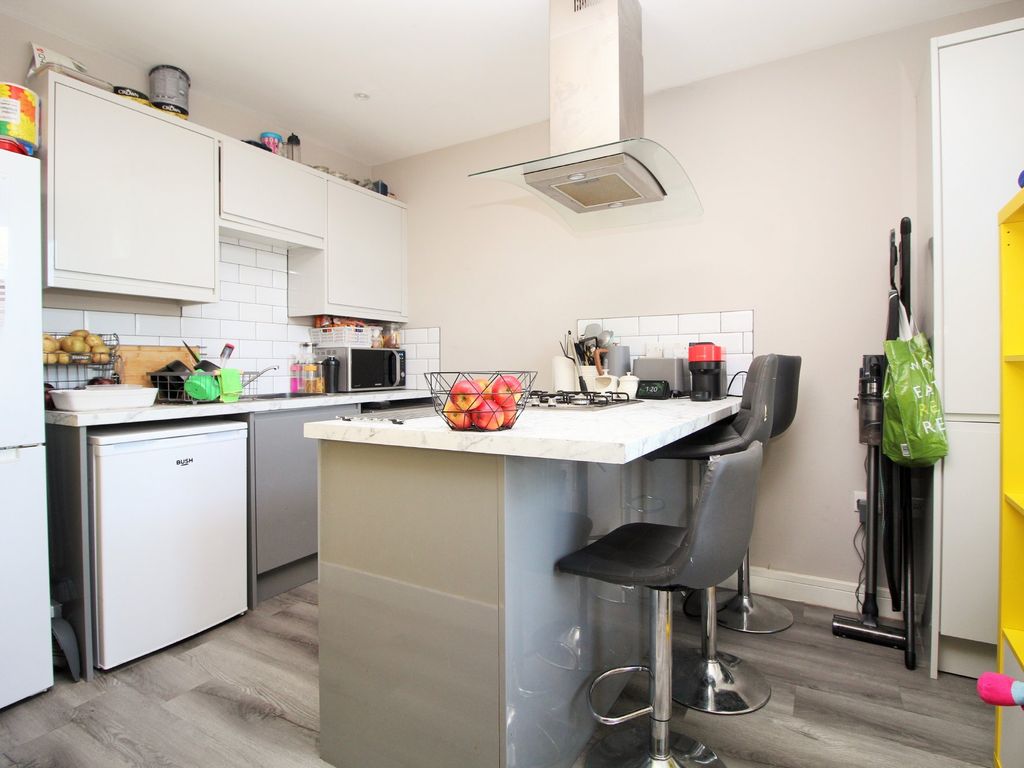 3 bed flat for sale in May Road, Brighton BN2, £325,000