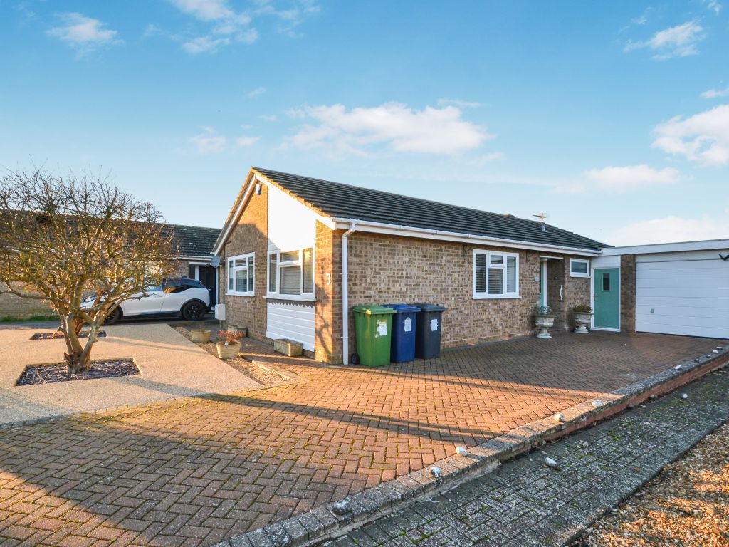 3 bed detached bungalow for sale in Roundhouse Drive, Perry, Huntingdon PE28, £460,000