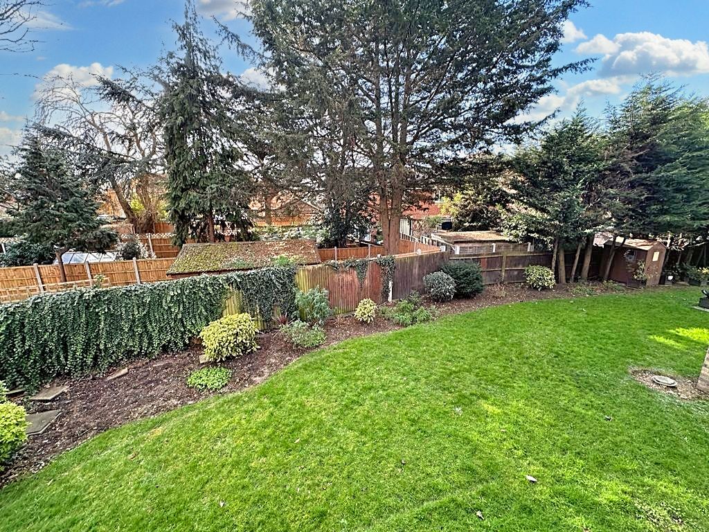 2 bed flat for sale in Chelwood Close, London E4, £175,000
